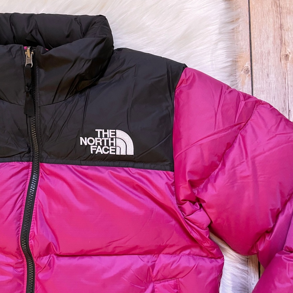 The North Face Women’s 1996 Retro Nuptse Jacket In Fuchsia Pink - Picture 4 of 13